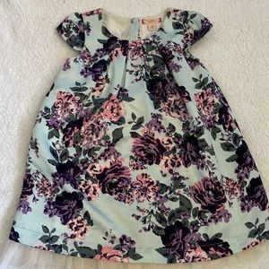 Girls super pretty floral dress with tulle trim at hem line. Size 4
